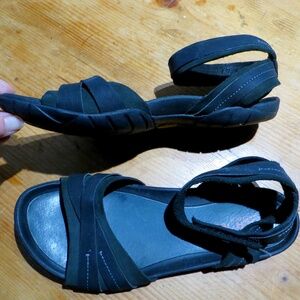 Merrell "Spirit Wrap" black leather Barefoot ankle strap sandals 8